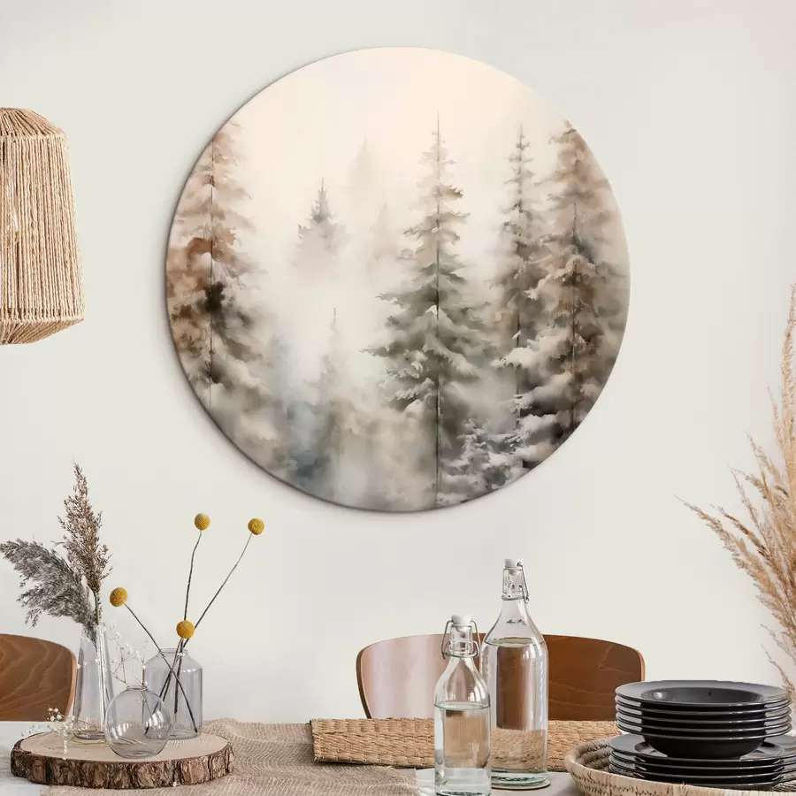  Schilderijen Hoge dennenbomen bedekt met sneeuw, staande in een mistig bos, een zacht, gedempt winters tafereel r46701