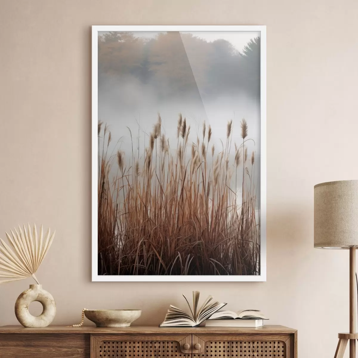 Affiche De grands roseaux poussant dans un plan d'eau, l'eau reflète les roseaux, arrière-plan brumeux, lumière douce, scène naturelle f46696