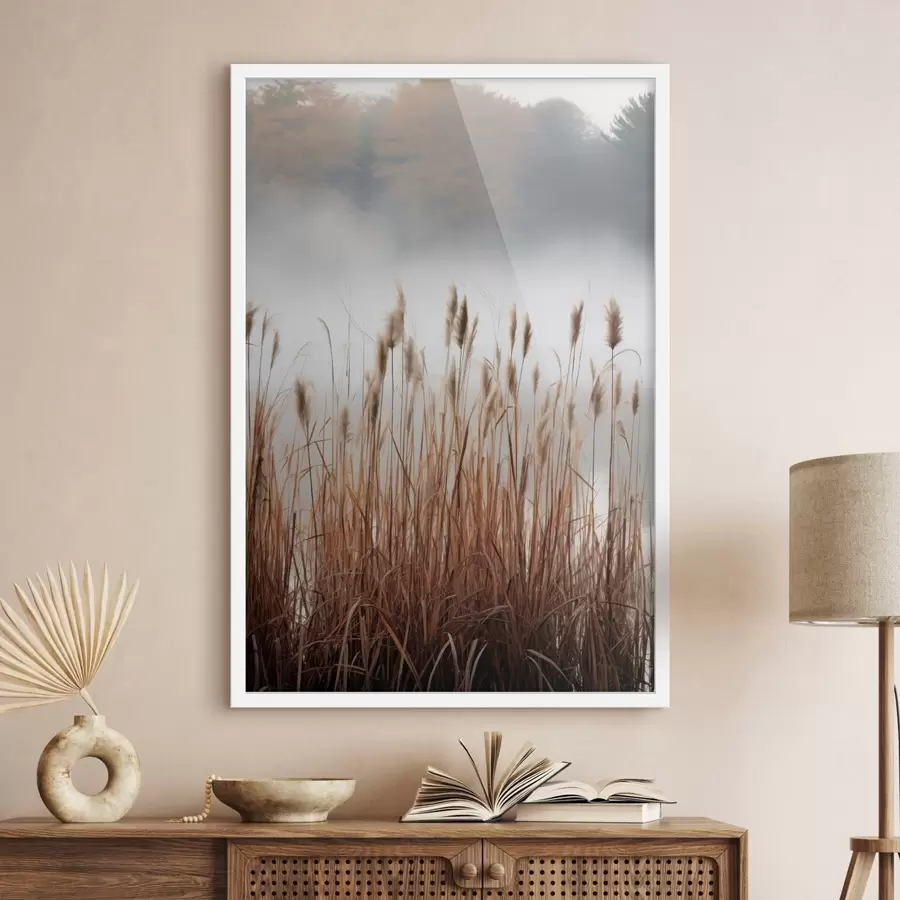 Fotobehang Hoge rietstengels groeien in een watermassa, het water weerspiegelt het riet, mistige achtergrond, zacht licht, natuurtafereel f46696