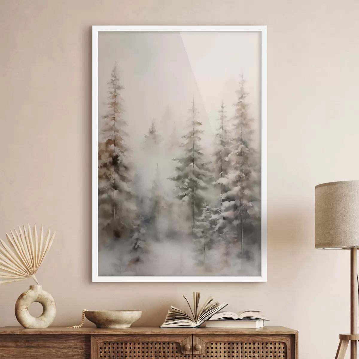 Affiche De grands pins recouverts de neige, dressés dans une forêt brumeuse, une scène hivernale douce et feutrée. f46701