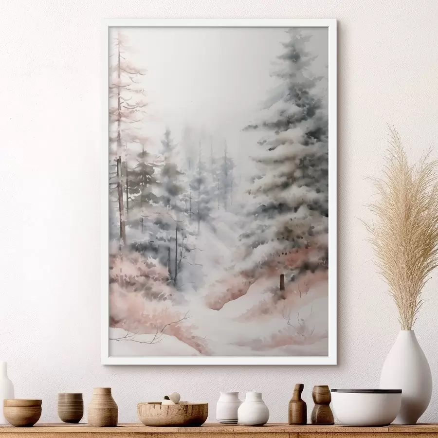 Papier peint photo De grands pins recouverts de neige, dressés dans une forêt brumeuse, une scène hivernale douce et feutrée. f46702