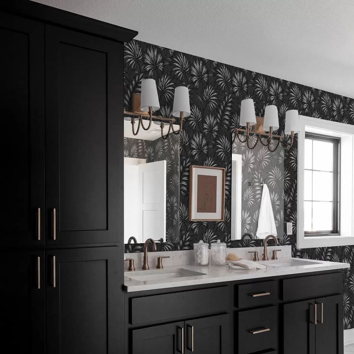 Papier peint Feuilles de palmier noires et blanches sur fond sombre a00891