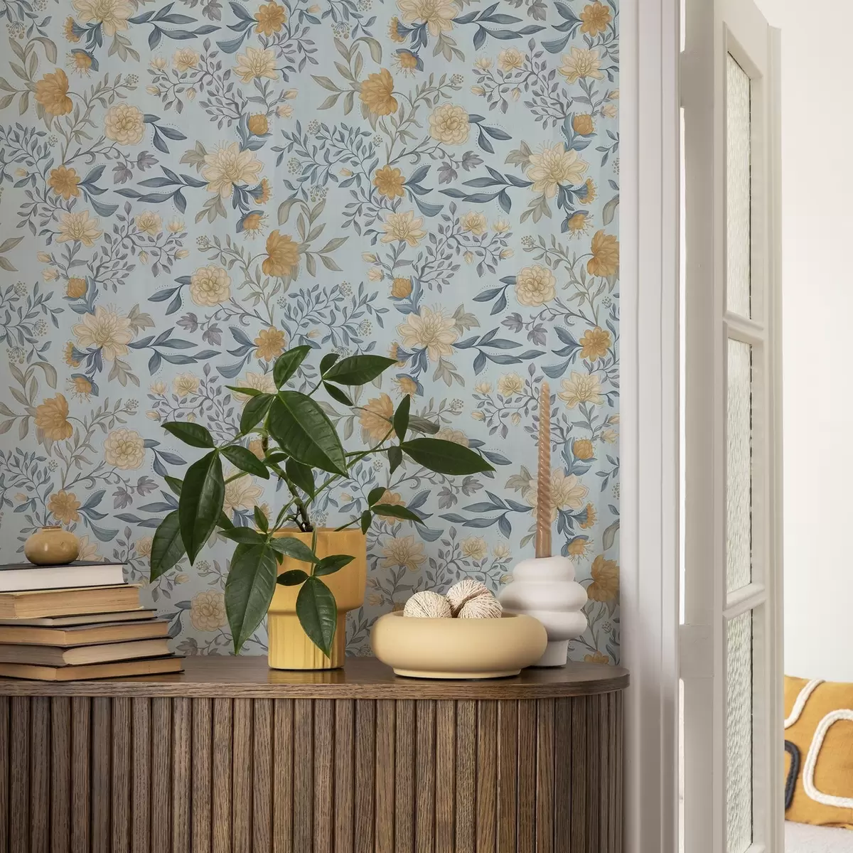 Papier peint Fleurs jaunes et bleues avec des feuilles sur fond bleu ciel a00934