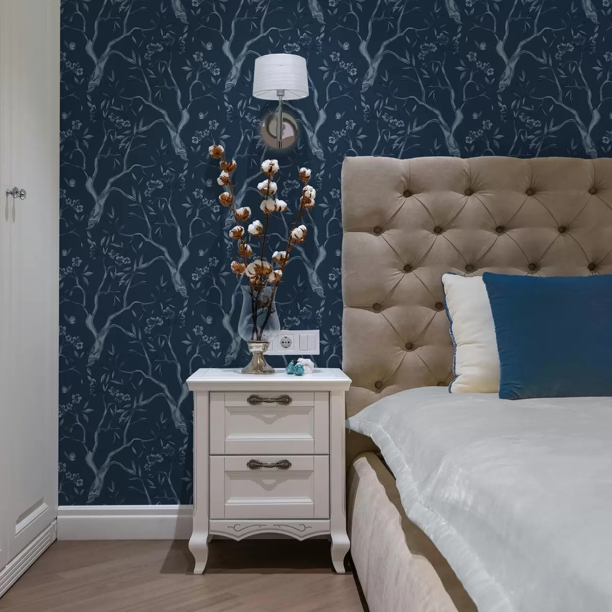 Papier peint Branches fleuries bleues avec des papillons sur fond sombre a00951v1