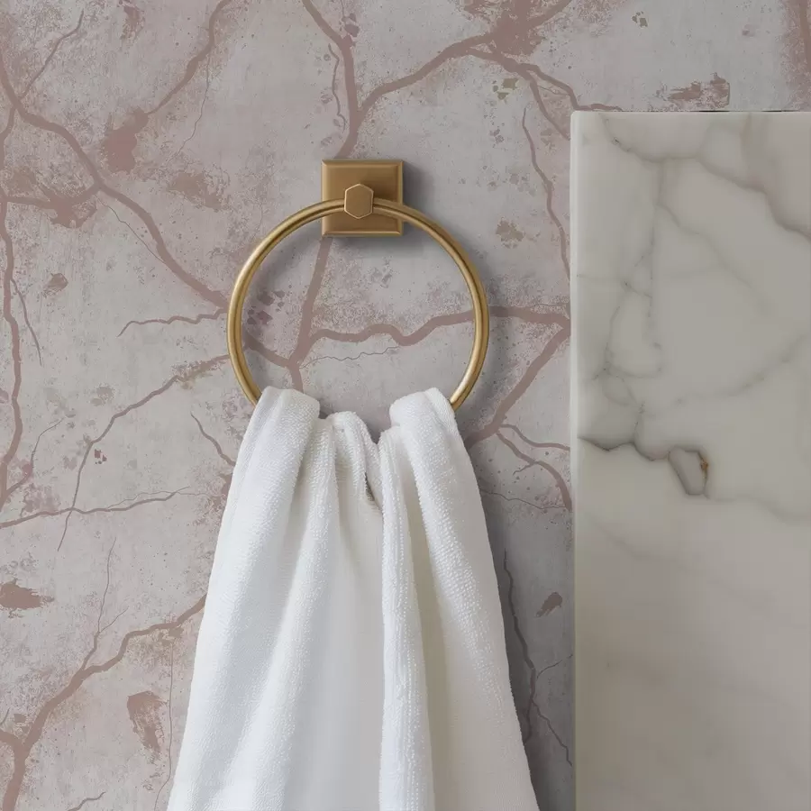 Papier peint photo Béton clair avec une dentelle de fissures et de taches roses a00987