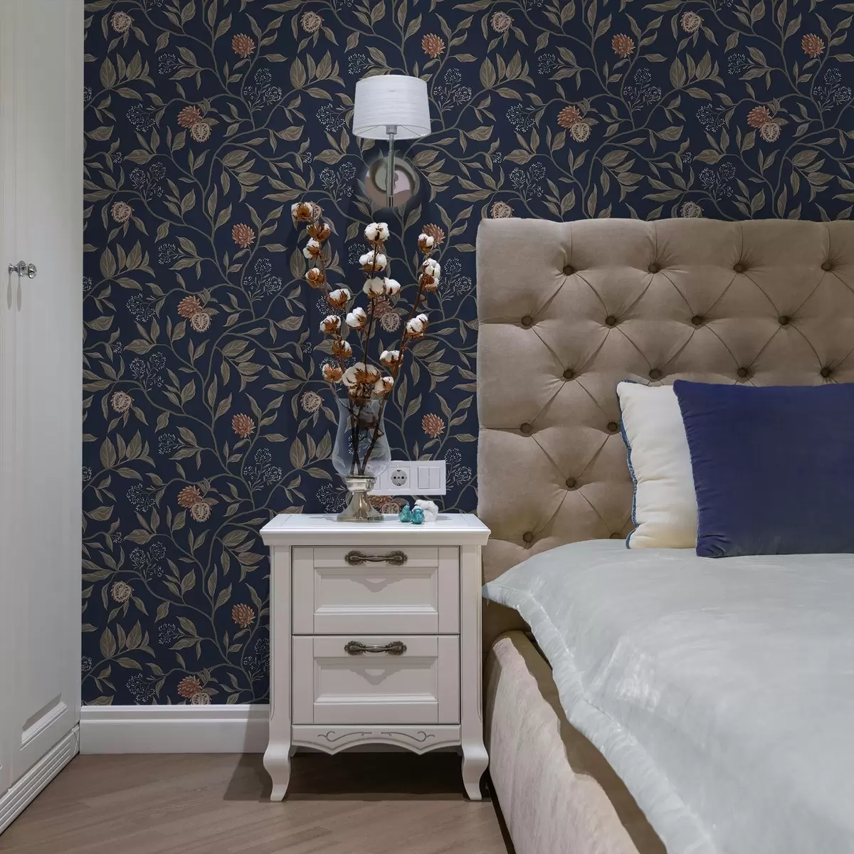 Behang Blauwe tuin met takken, vruchten en kleine bloesems a00959