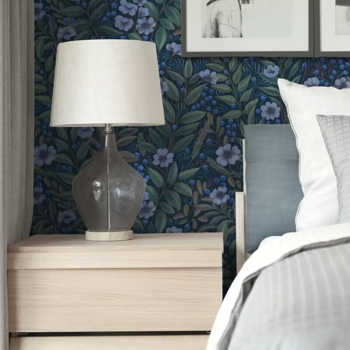 Papier peint Baies bleu nuit et fleurs blanches dans un feuillage dense a00994