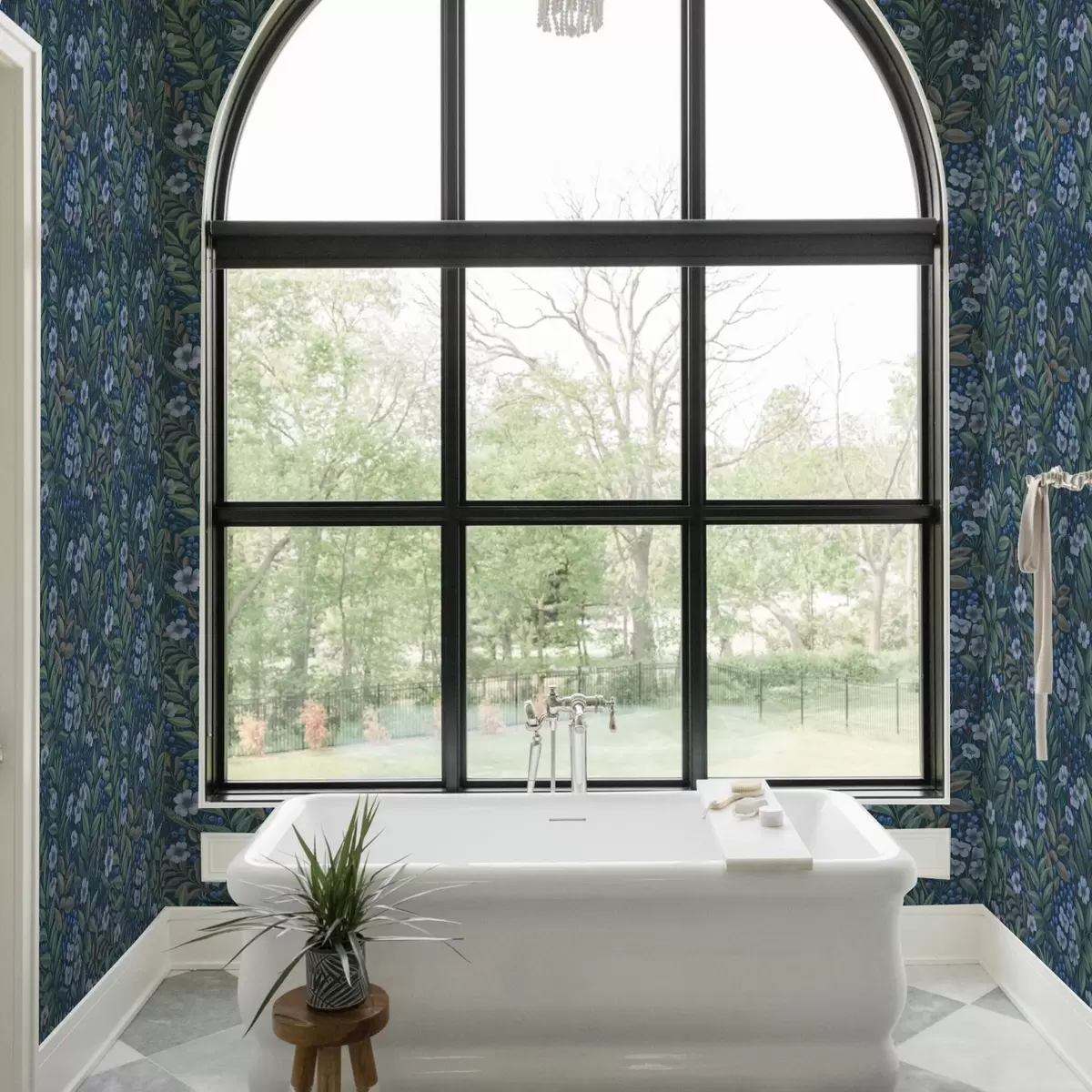 Behang Middernachtblauwe bessen en witte bloemen in dicht gebladerte a00994