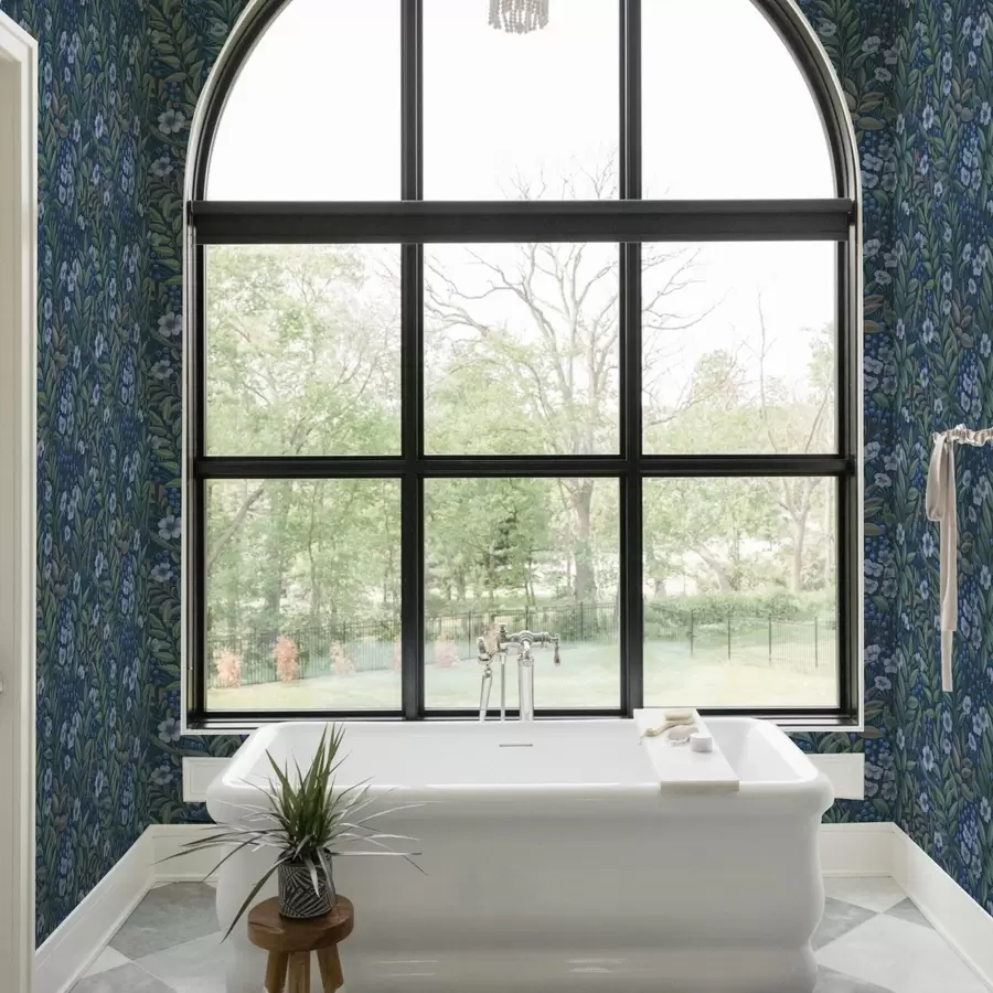 Papier peint photo Baies bleu nuit et fleurs blanches dans un feuillage dense a00994