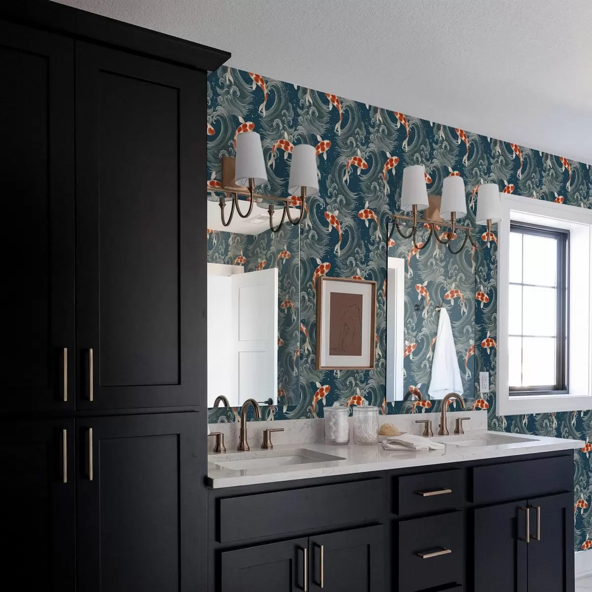 Behang Koi-vissen zwemmen tussen dramatische oceaangolven a01019