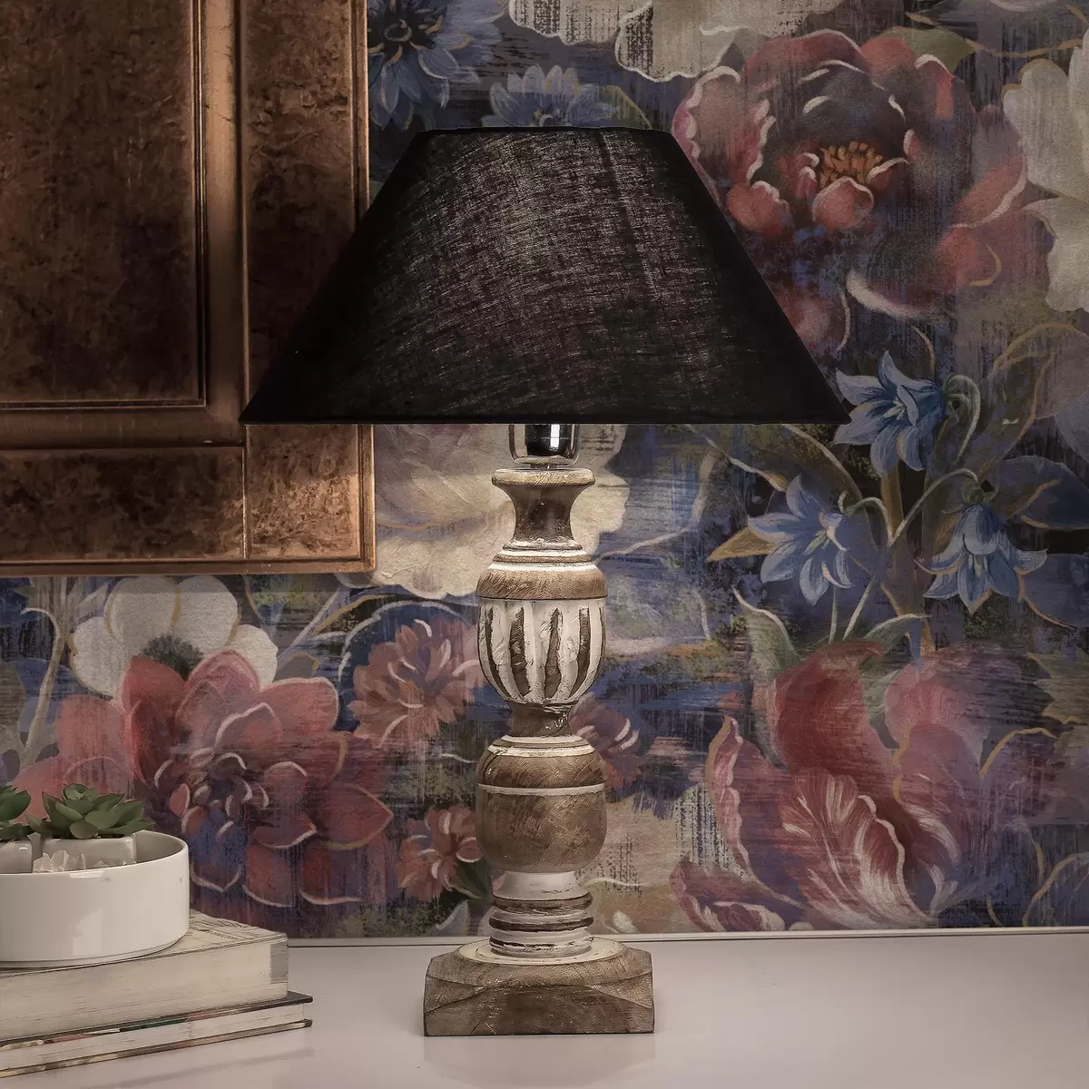 Behang Schilderachtig boeket van grote bloemen op een diepe indigo achtergrond a01021