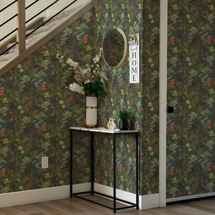 Papier peint photo Jardin tropical sombre avec des fleurs et un feuillage éclatants a01079