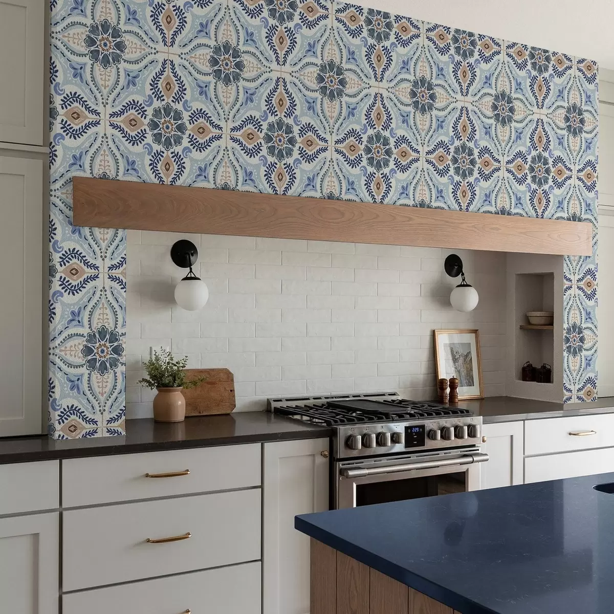 Behang Blauw-beige tegelachtig ornament geschilderd in waterverf a01085