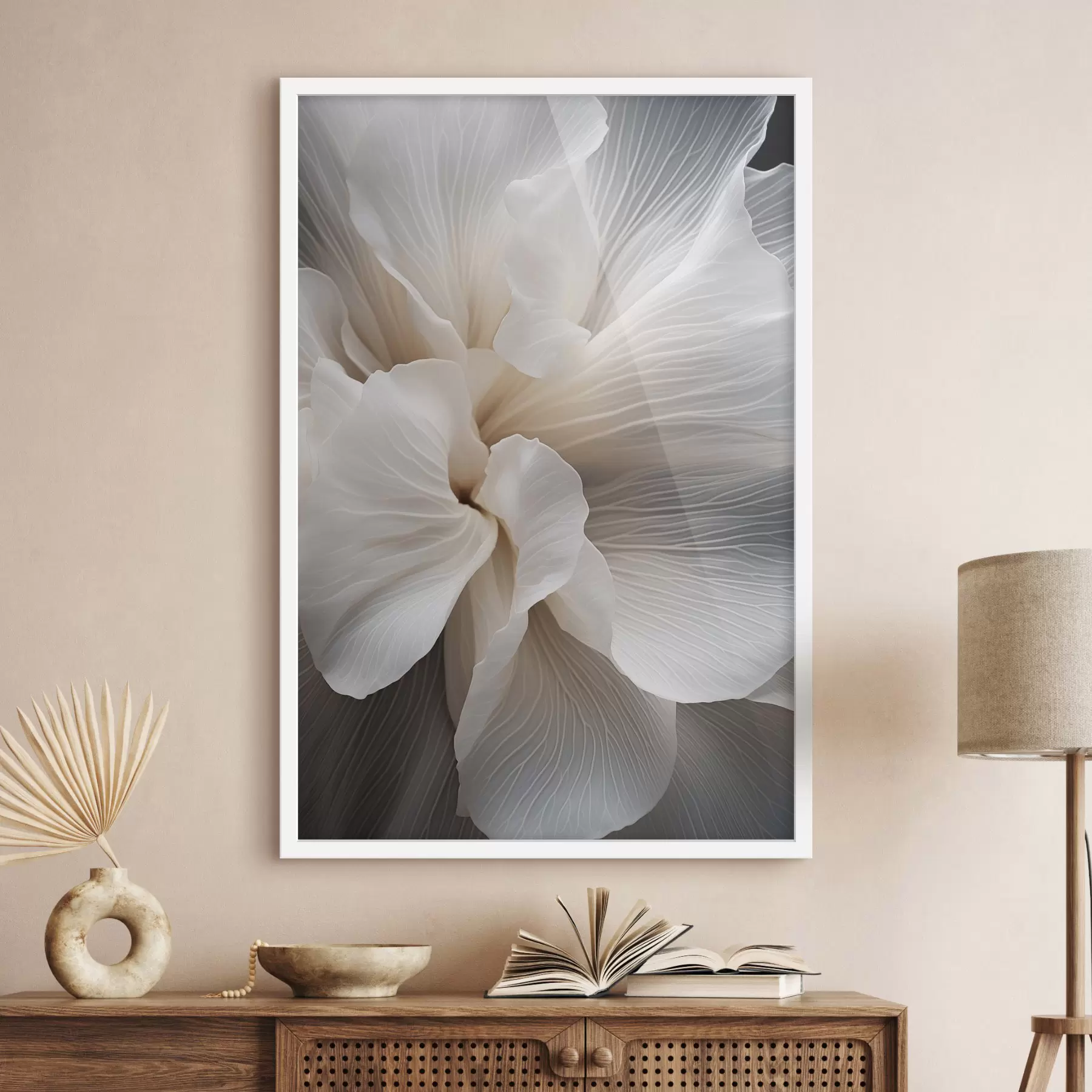 Papier peint photo Gros plan sur de délicats pétales de fleurs blancs abstraits aux lignes complexes et au fond sombre flou f47018