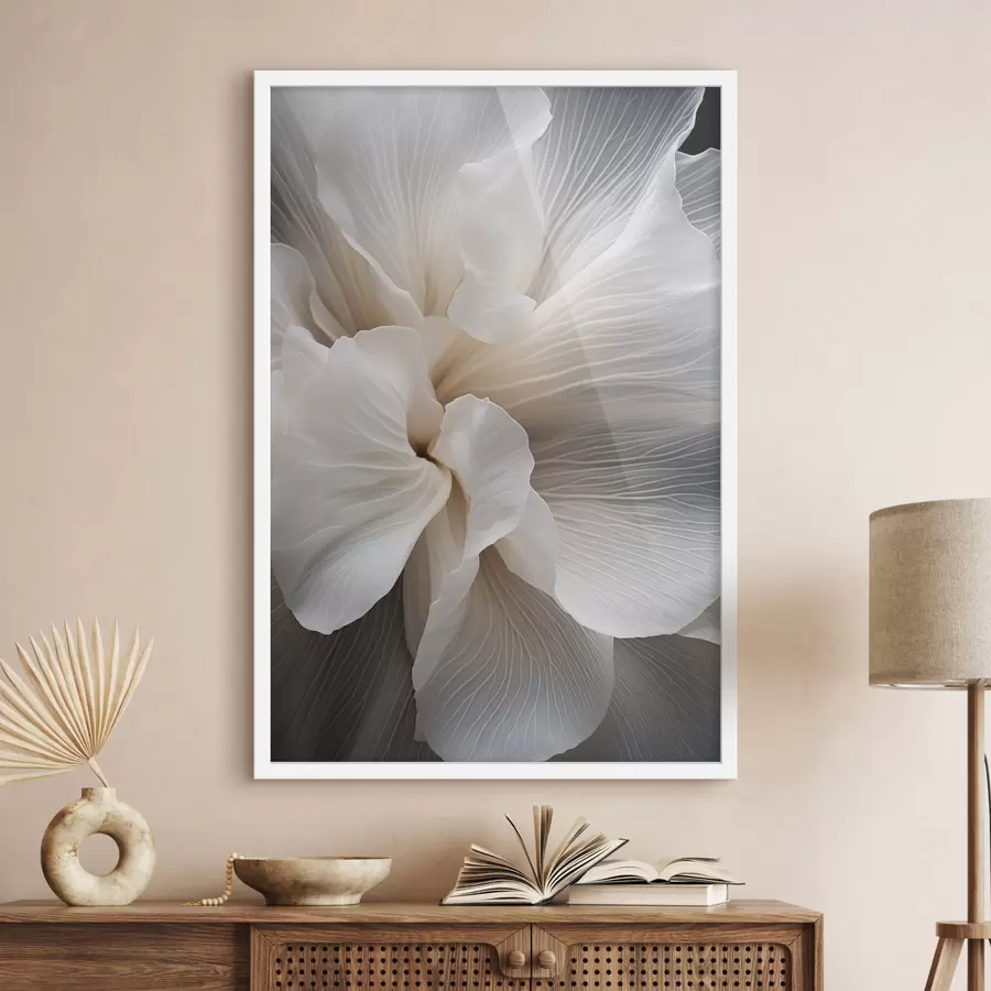 Papier peint photo Gros plan sur de délicats pétales de fleurs blancs abstraits aux lignes complexes et au fond sombre flou f47018