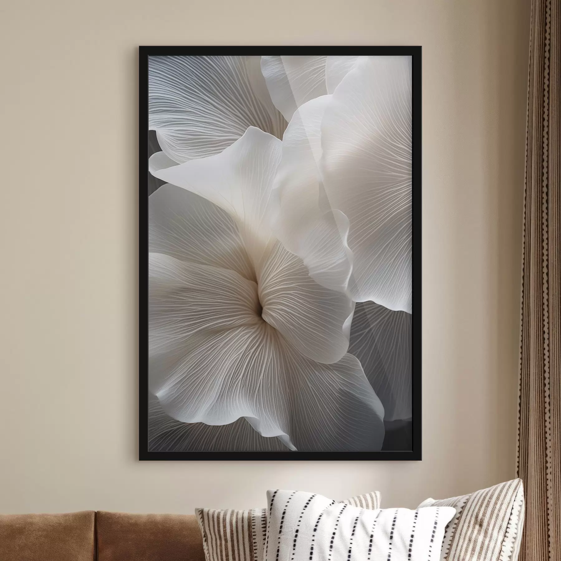 Fotobehang Close-up van delicate abstracte witte bloemblaadjes met ingewikkelde lijnen en een wazige donkere achtergrond f47019