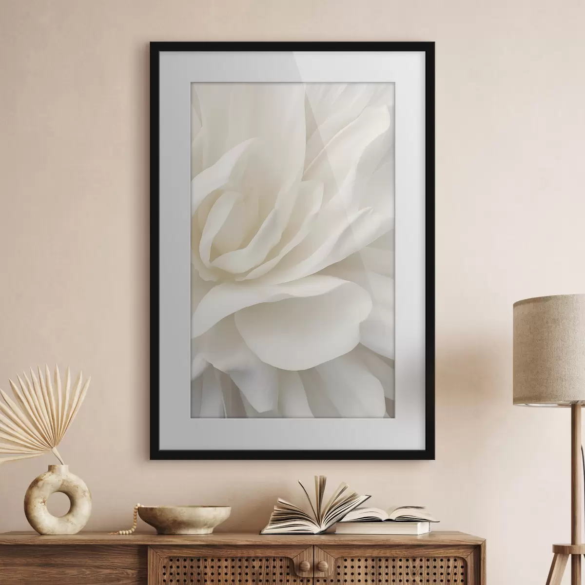 Affiche Fleur blanche abstraite aux pétales délicats et superposés, art minimaliste f47024