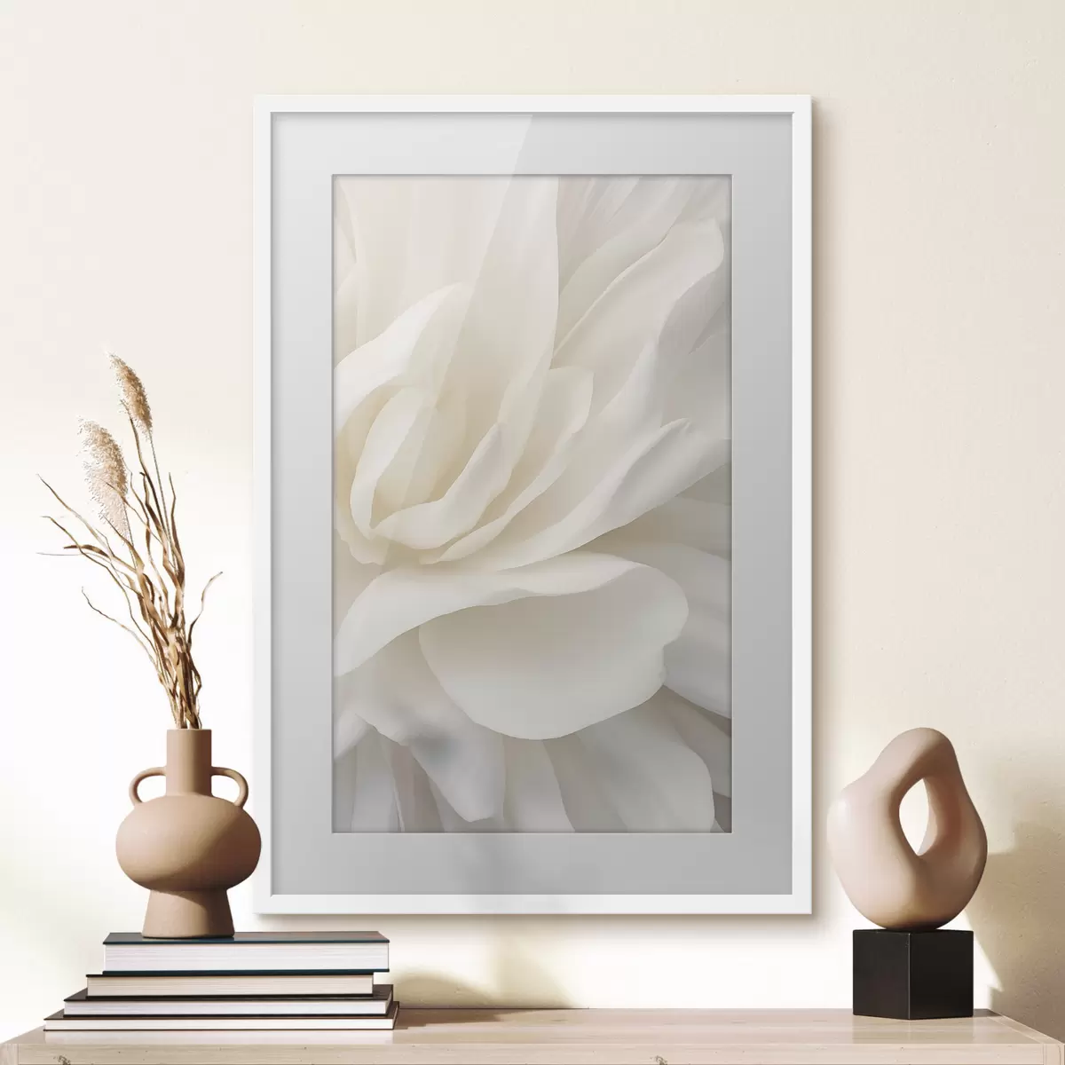 Affiche Fleur blanche abstraite aux pétales délicats et superposés, art minimaliste f47024