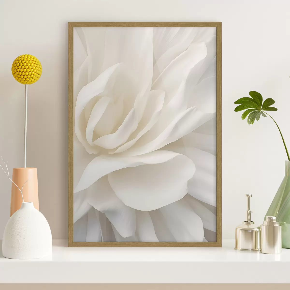 Affiche Fleur blanche abstraite aux pétales délicats et superposés, art minimaliste f47024