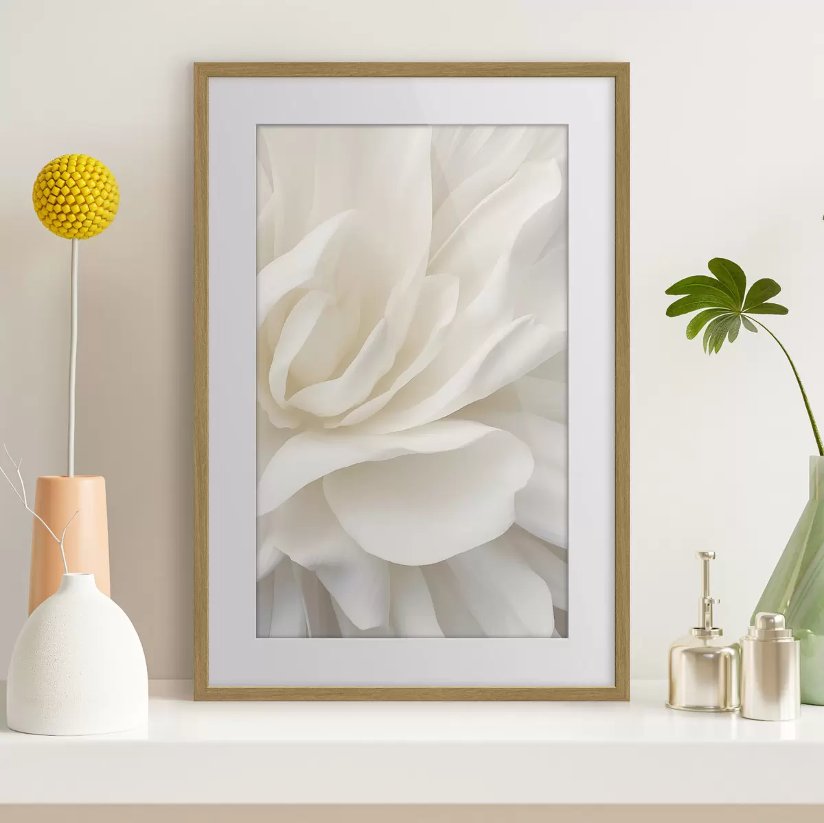 Affiche Fleur blanche abstraite aux pétales délicats et superposés, art minimaliste f47024