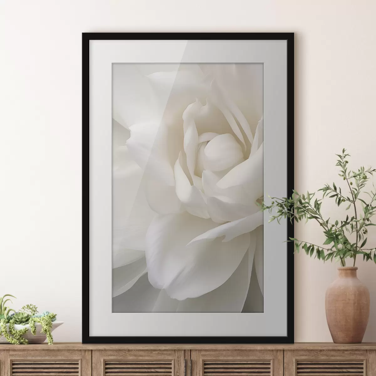 Affiche Fleur blanche abstraite aux pétales délicats et superposés, art minimaliste f47025