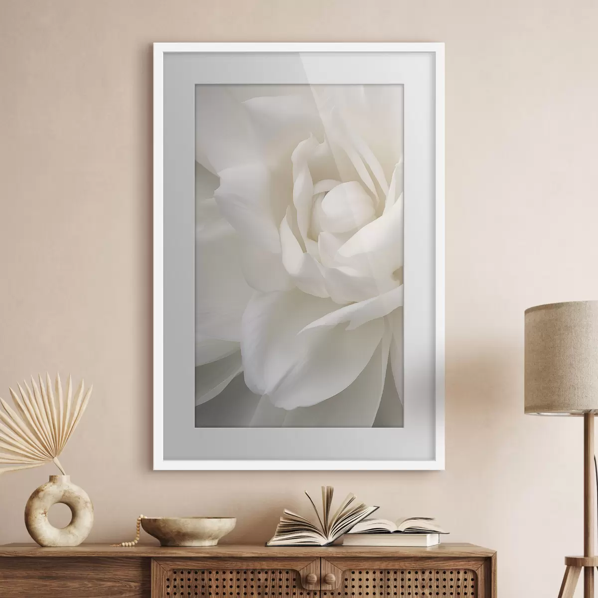 Affiche Fleur blanche abstraite aux pétales délicats et superposés, art minimaliste f47025