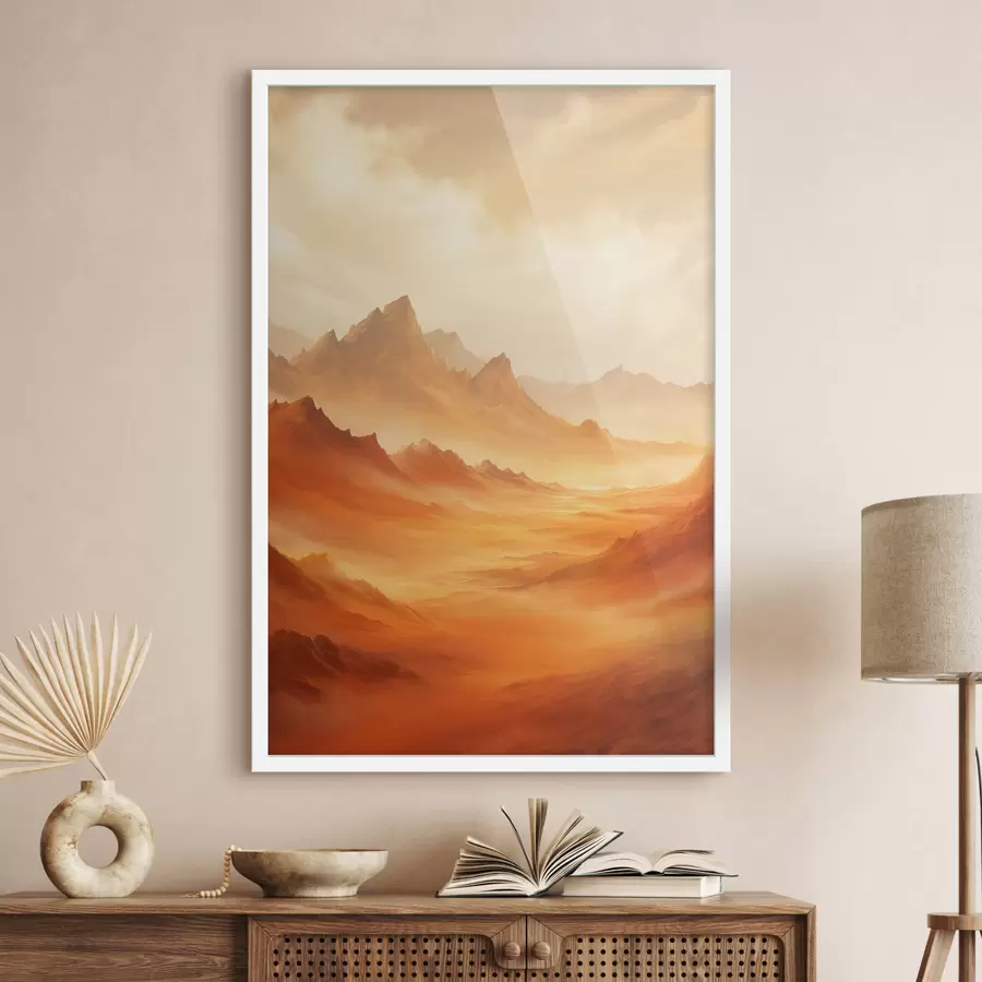 Papier peint photo Un vaste paysage désertique orange avec des montagnes rocheuses imposantes sous un ciel brumeux et ensoleillé, parsemé de nuages vaporeux. f47029