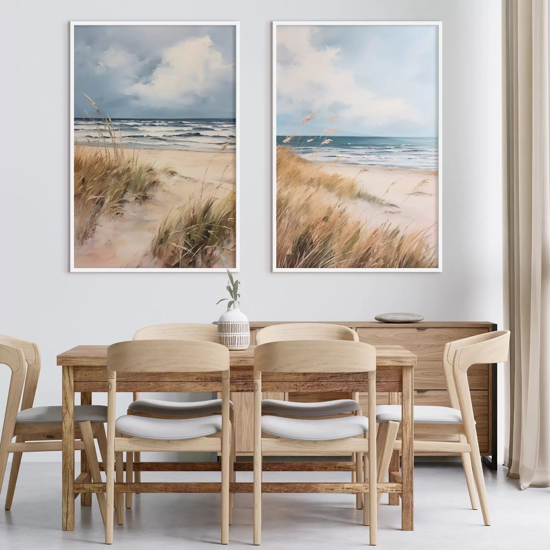 Papier peint photo Une plage de sable avec des herbes hautes au premier plan, l'océan avec des vagues et un ciel nuageux à l'arrière-plan d00521