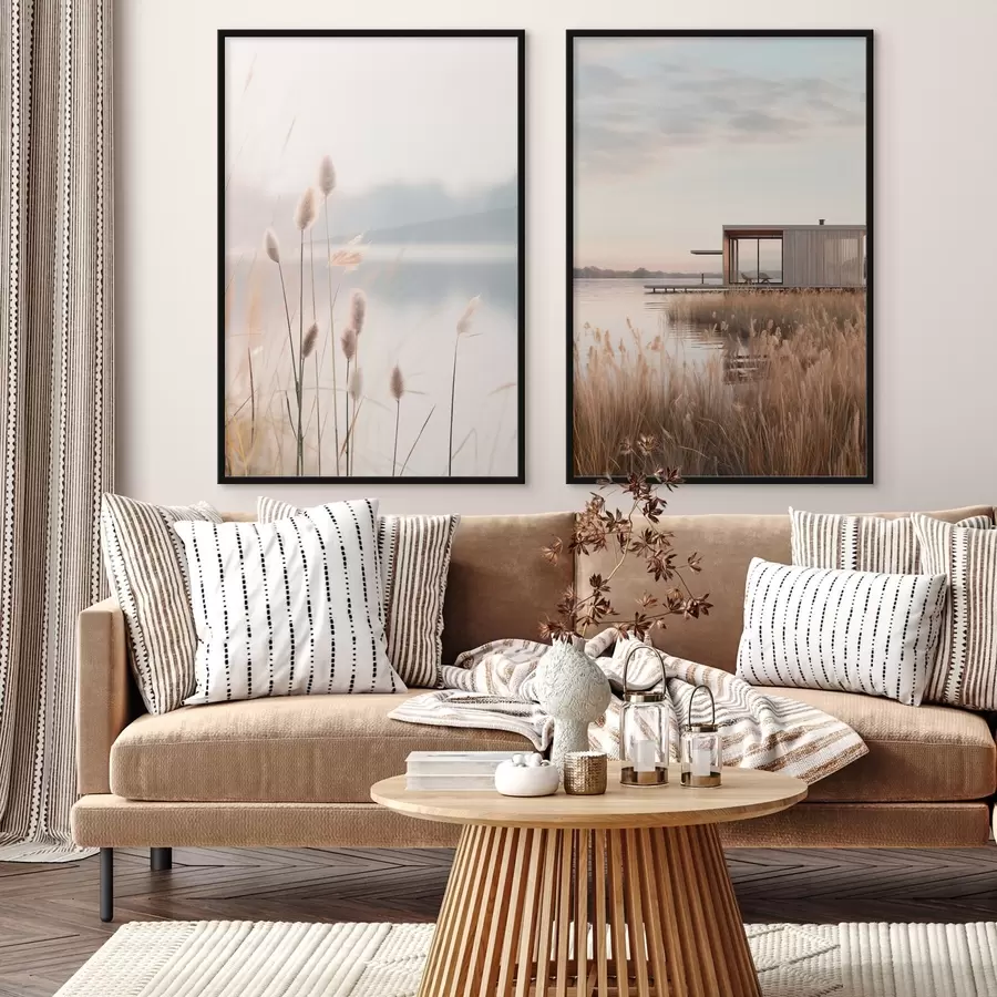 Papier peint photo Des roseaux souples au bord d'un lac calme et une cabane moderne sur la rive d00970