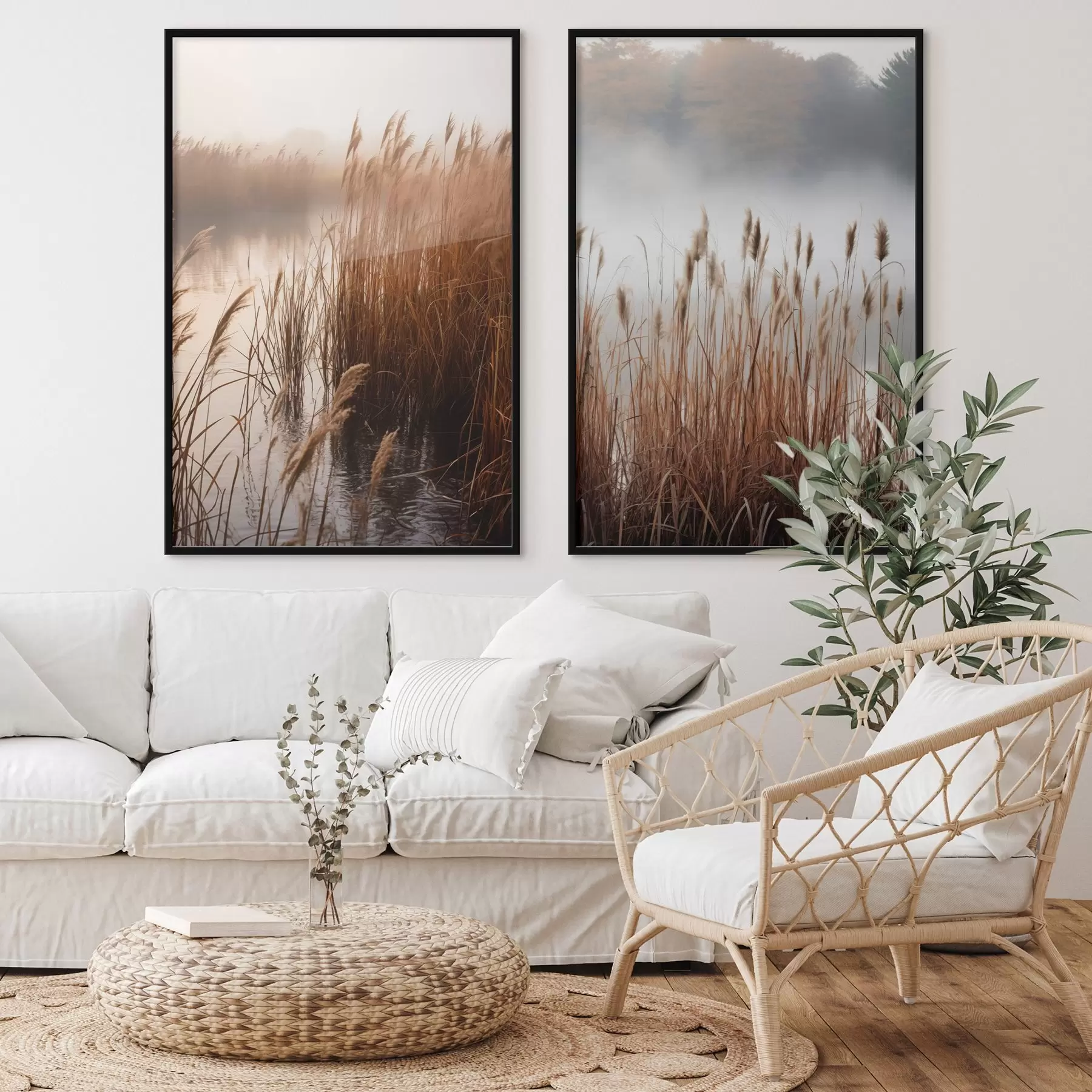 Fotobehang Hoge rietstengels groeien in een watermassa, het water weerspiegelt het riet, mistige achtergrond, zacht licht, natuurtafereel d01008