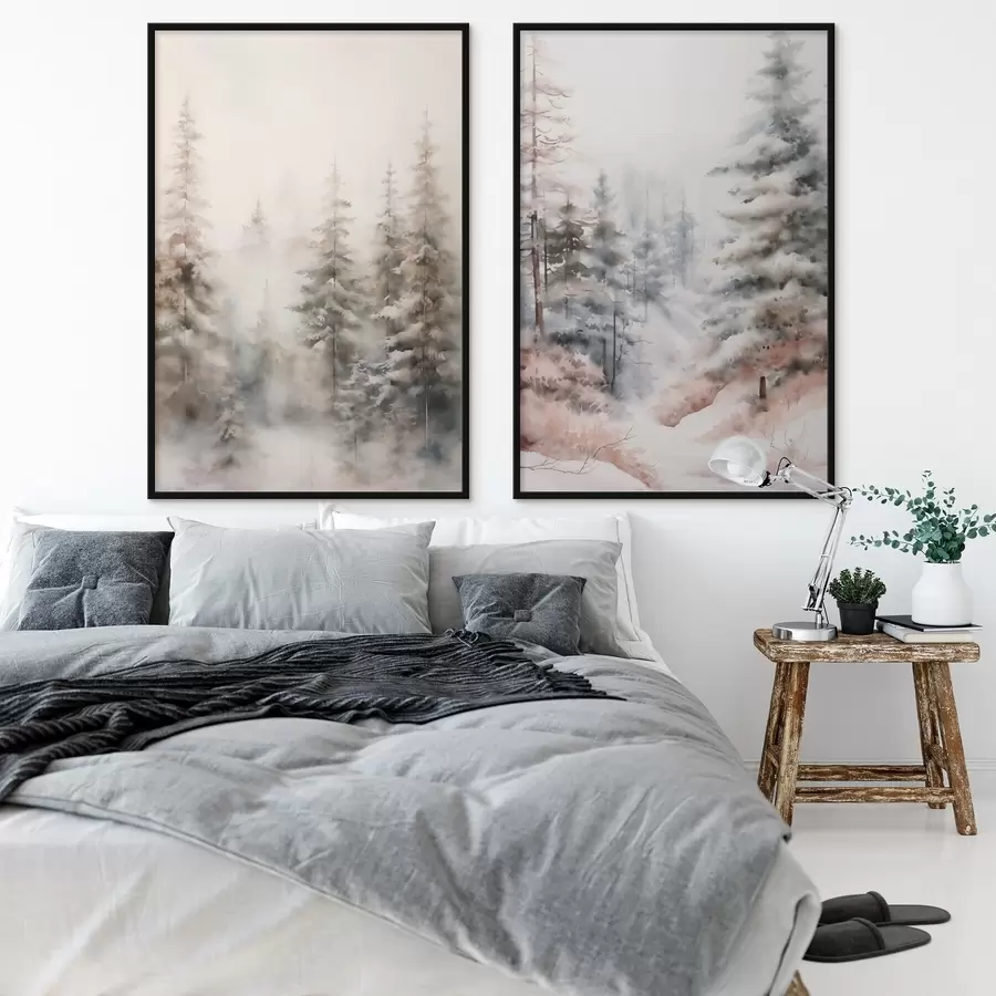 Papier peint photo De grands pins recouverts de neige, dressés dans une forêt brumeuse, une scène hivernale douce et feutrée. d01011