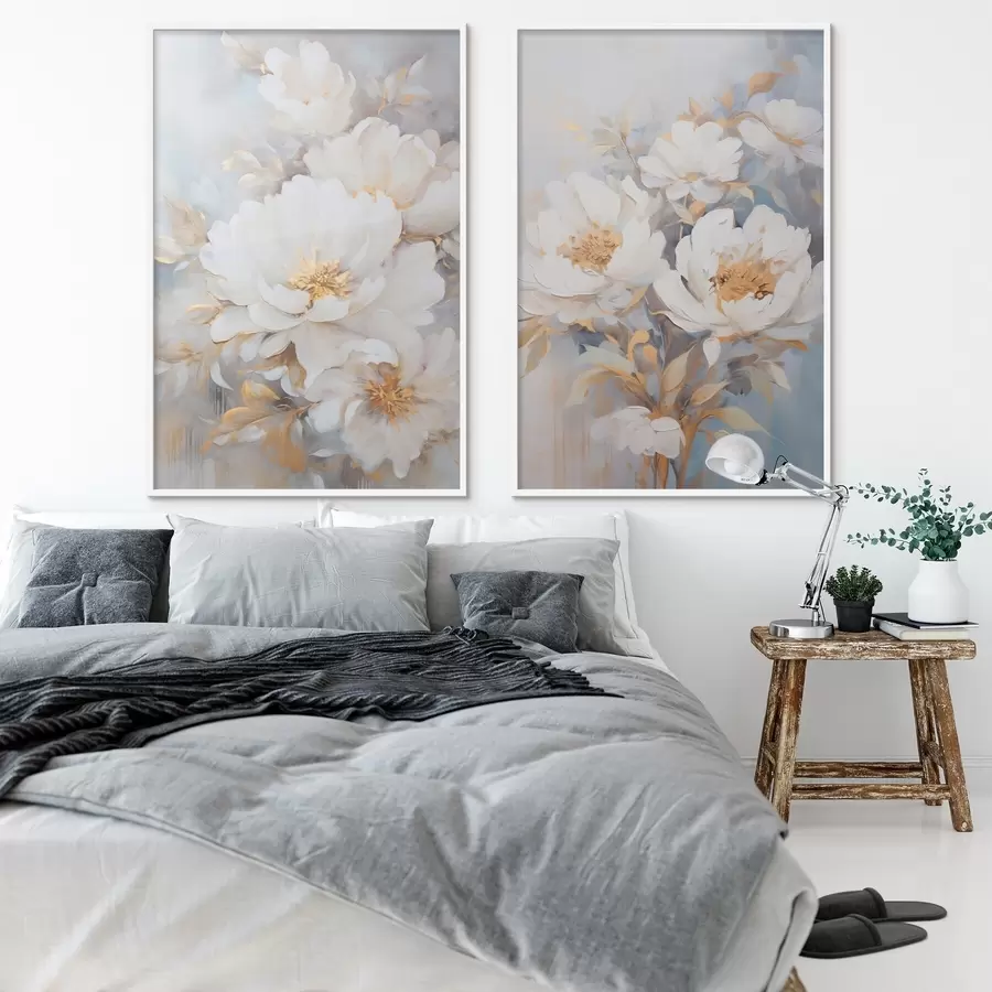 Papier peint photo Pivoines blanches avec centre et feuilles jaunes, coups de pinceau doux, fond bleu clair, composition florale d00878