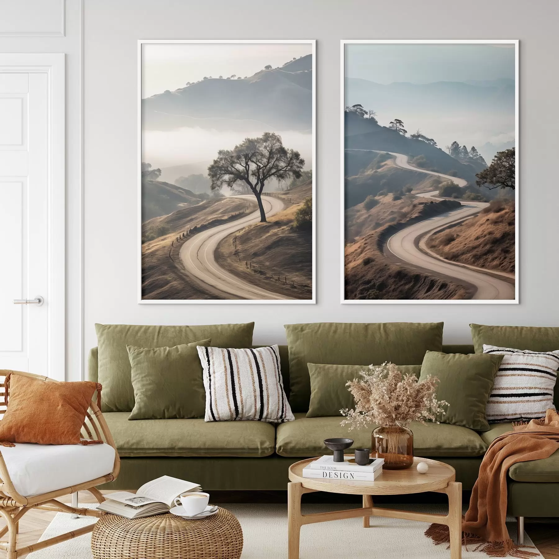 Papier peint photo Une route sinueuse à travers un paysage vallonné recouvert d'herbe sèche, sous un ciel clair, avec des montagnes au loin d00887