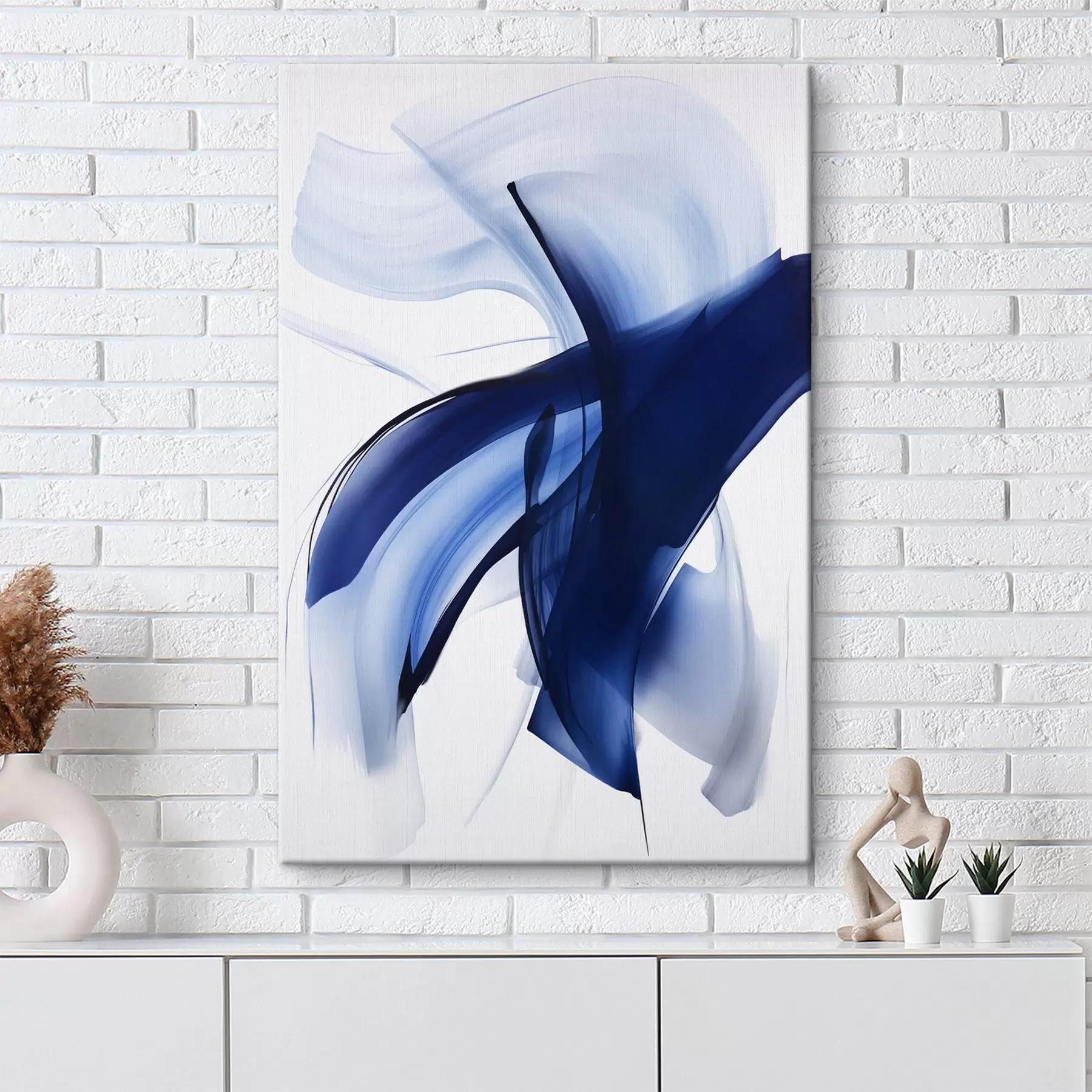  Peintures Formes abstraites bleues ressemblant à des coups de pinceau, avec des lignes et des courbes fluides sur fond blanc, art moderne. s47429