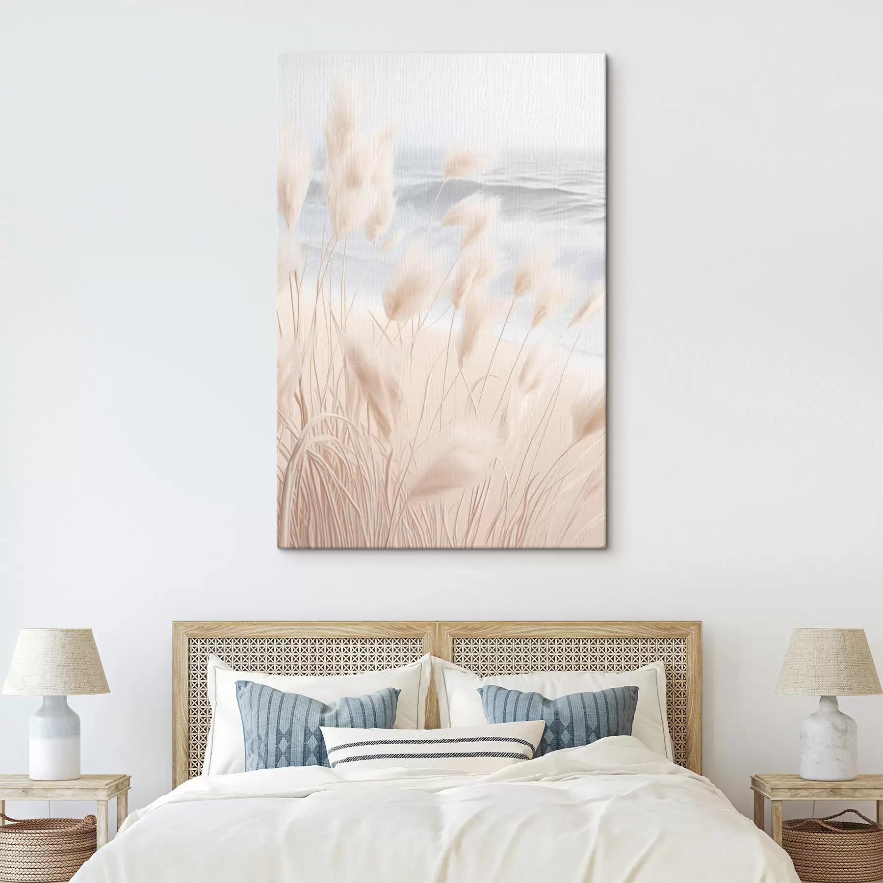  Peintures Haute herbe de pampa plumeuse dans des tons beiges doux au premier plan, avec une plage de sable en arrière-plan. s47432