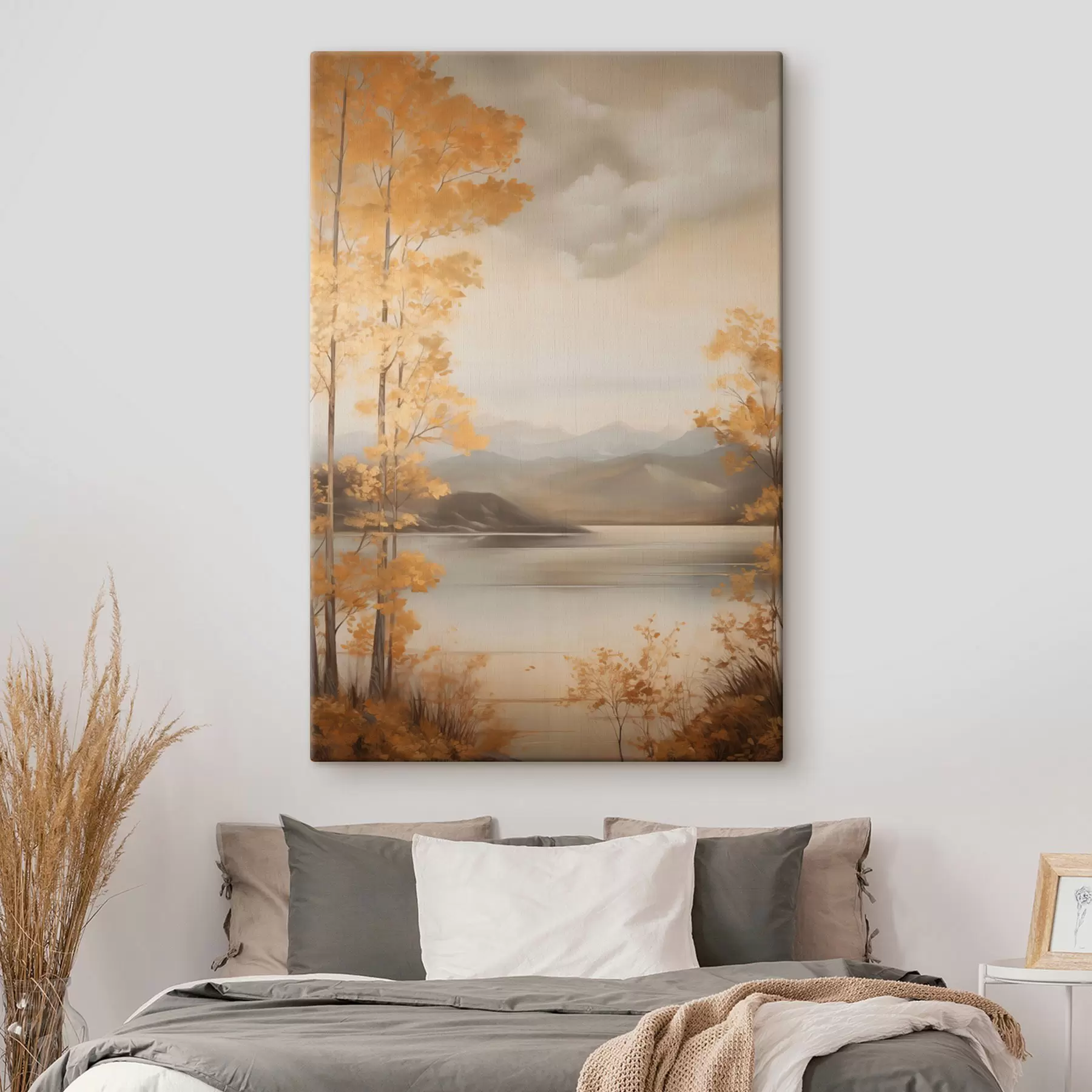  Peintures Des arbres aux feuilles orange, caractéristiques de l'automne, encadrent un lac paisible avec des montagnes lointaines sous un ciel nuageux. s47441