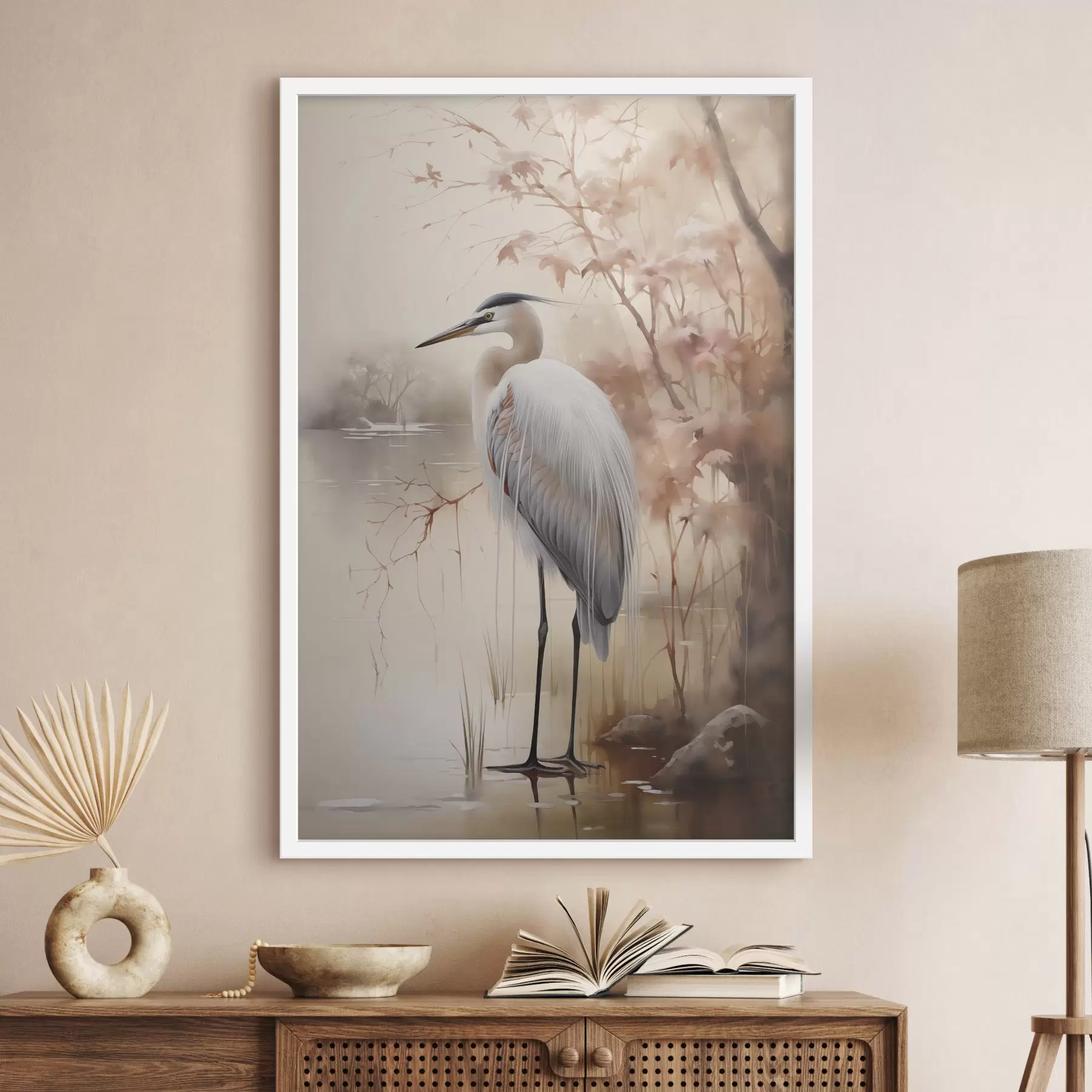 Fotobehang Een reiger staat op een rots in een meer met hoog gras en bomen op de achtergrond. f47427