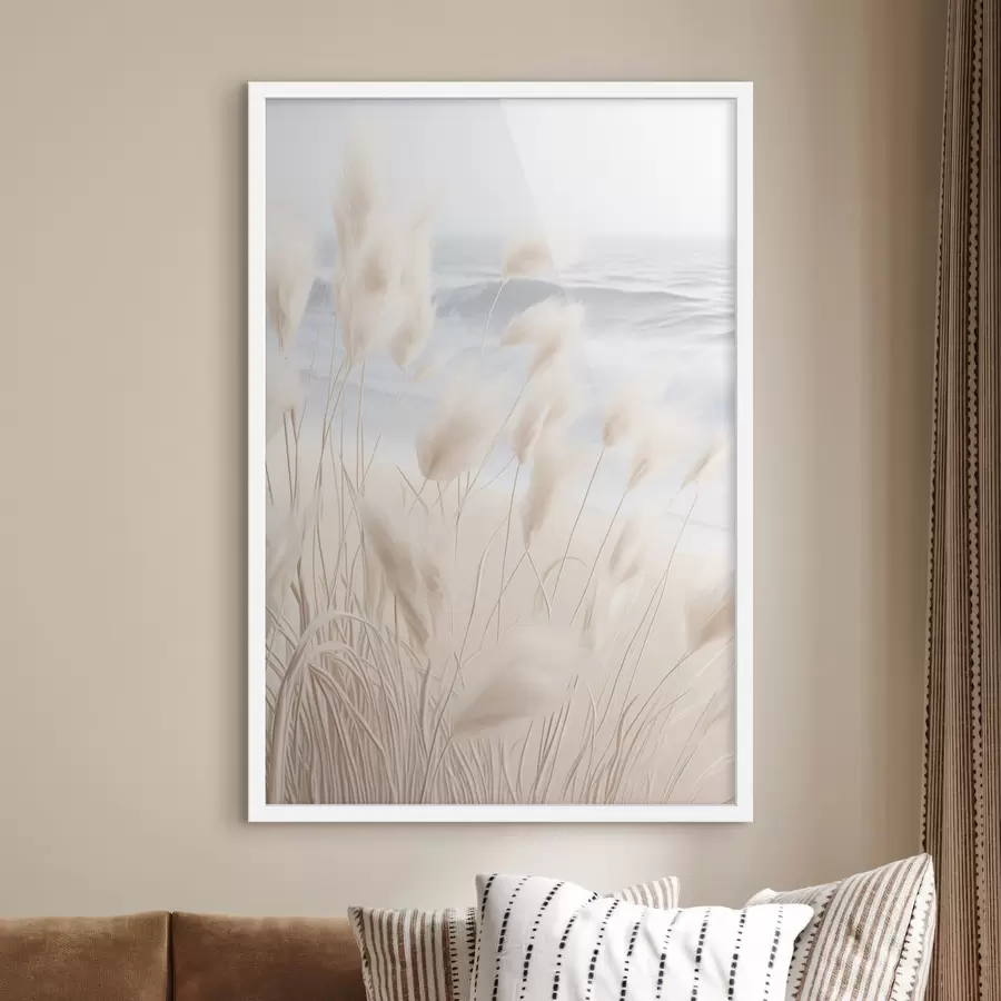 Papier peint photo Haute herbe de pampa plumeuse dans des tons beiges doux au premier plan, avec une plage de sable en arrière-plan. f47432