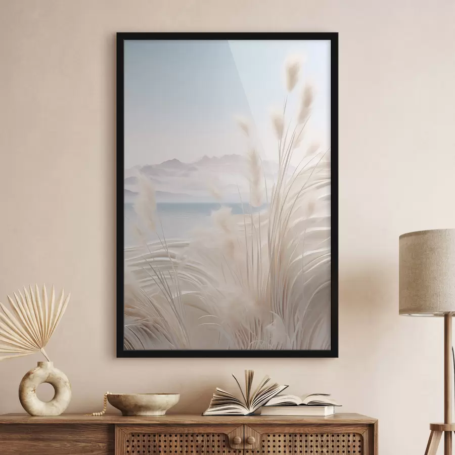 Papier peint photo Haute herbe de pampa plumeuse dans des tons beiges doux, avec une plage de sable et des montagnes en arrière-plan. f47433