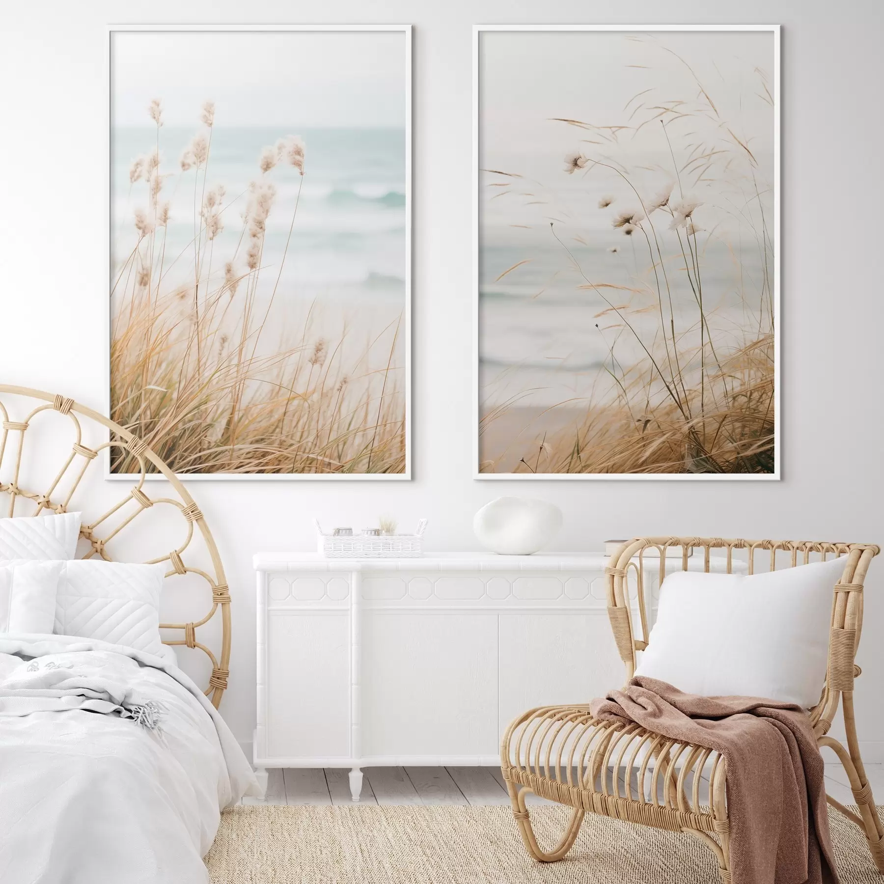 Papier peint photo Herbe haute avec des têtes de graines duveteuses, plage de sable et vagues de l'océan en arrière-plan, palette de couleurs douces et sourdes d00650