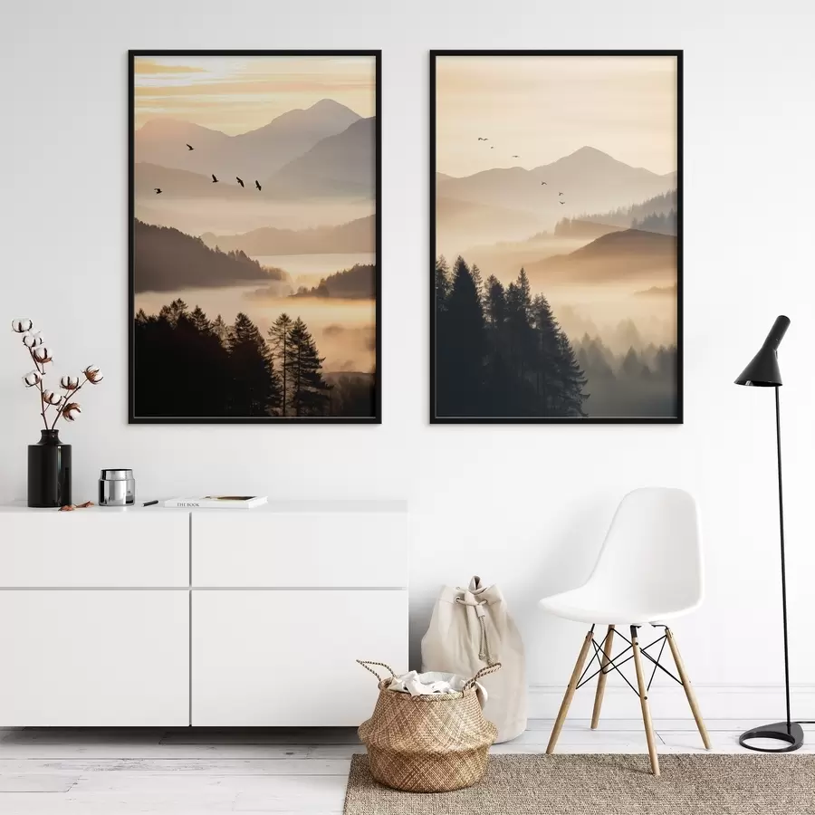 Papier peint photo Un paysage de montagne avec une forêt et des oiseaux volant dans le ciel, le tout recouvert d'une épaisse couche de brouillard au lever du soleil d00651