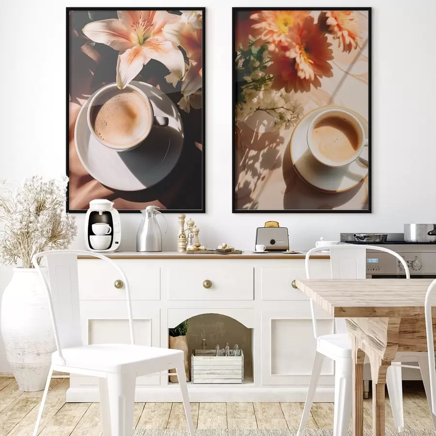 Papier peint photo Une tasse de café avec de la mousse sur une assiette blanche, quelques fleurs en arrière-plan, avec la lumière du soleil d00654