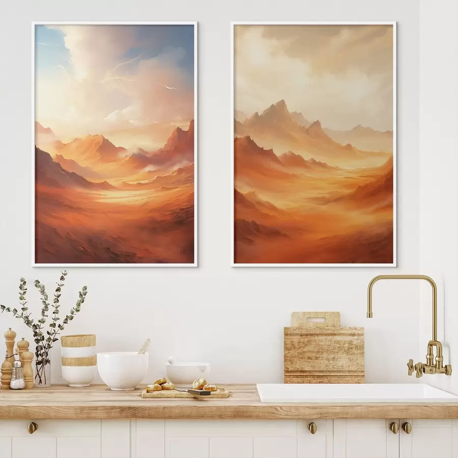 Papier peint photo Un vaste paysage désertique orange avec des montagnes rocheuses imposantes sous un ciel brumeux et ensoleillé, parsemé de nuages vaporeux. d01122