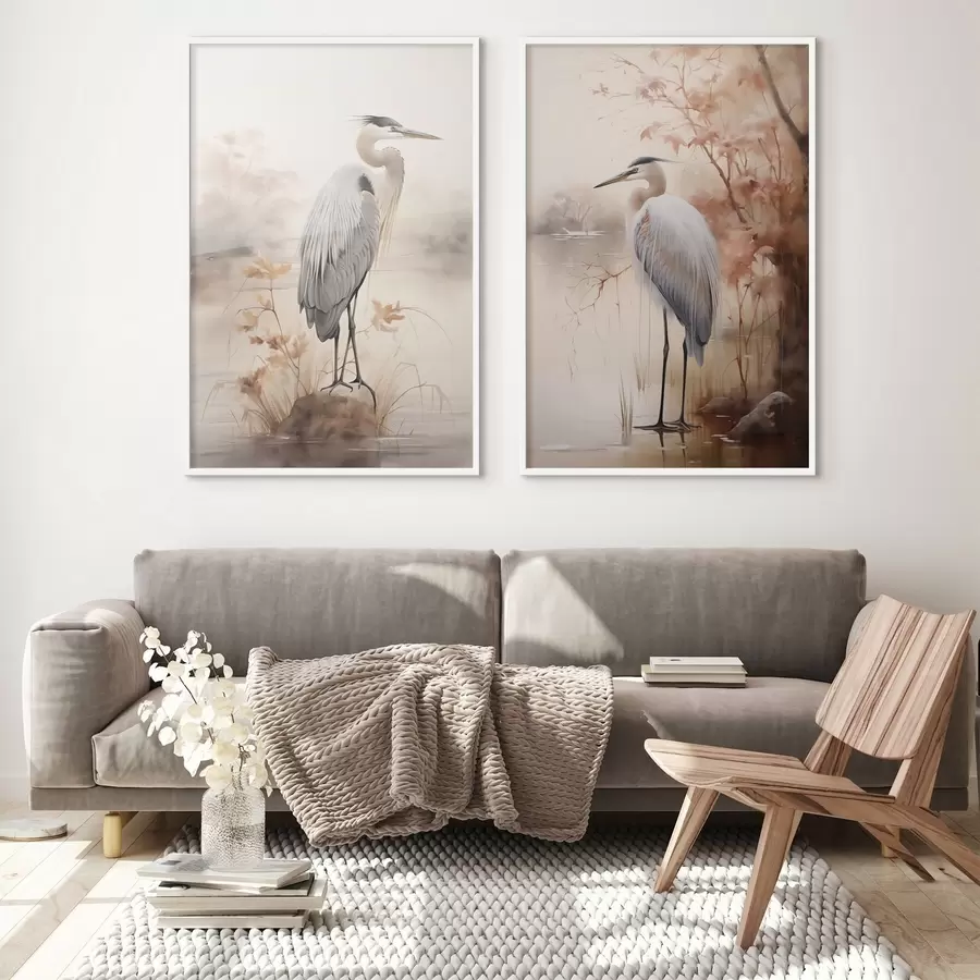 Papier peint photo Un héron se tient sur un rocher dans un lac, avec de hautes herbes et des arbres en arrière-plan. d01239