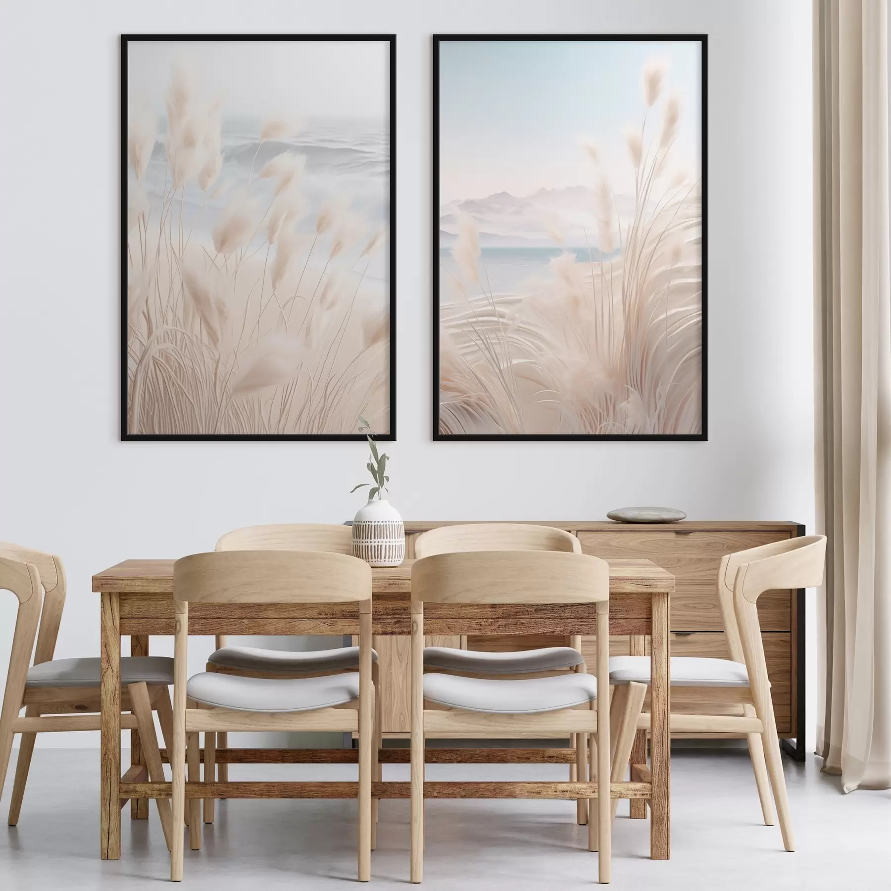 Fotobehang Hoog, vederachtig pampagras in zachte beige tinten op de voorgrond, met een zandstrand op de achtergrond d01242