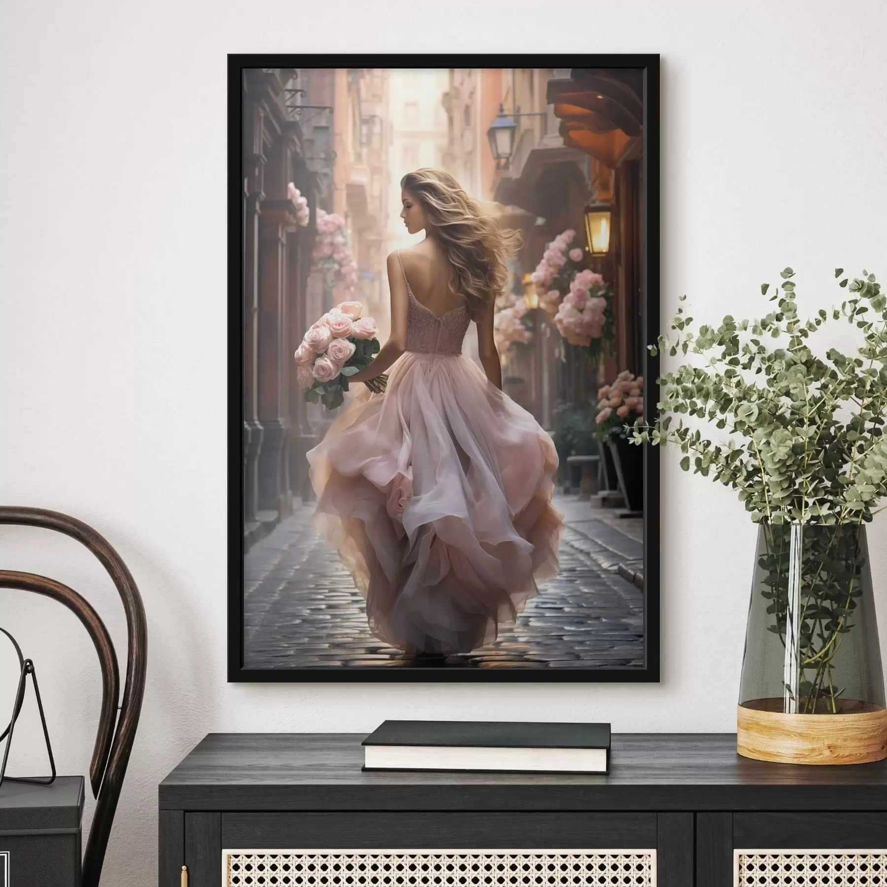 Fotobehang Vrouw in een roze jurk loopt over straat f47316