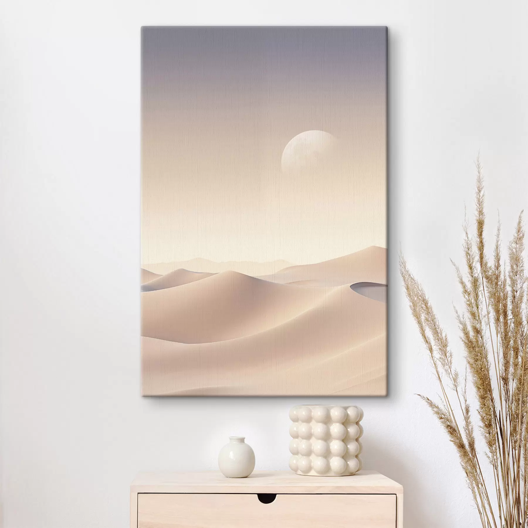 Fotobehang Een woestijnlandschap met glooiende zandduinen onder een zachte pastelkleurige lucht, met in de verte bergen op de achtergrond. s47866
