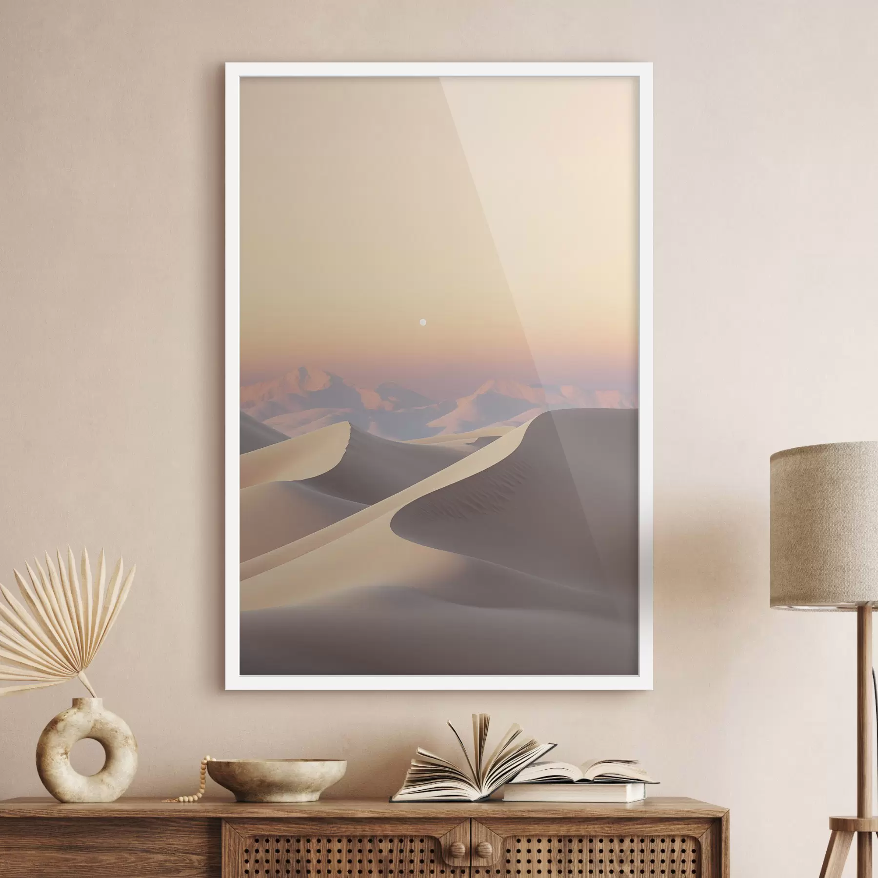 Fotobehang Een woestijnlandschap met glooiende zandduinen onder een zachte pastelkleurige lucht, met in de verte bergen op de achtergrond. f47865