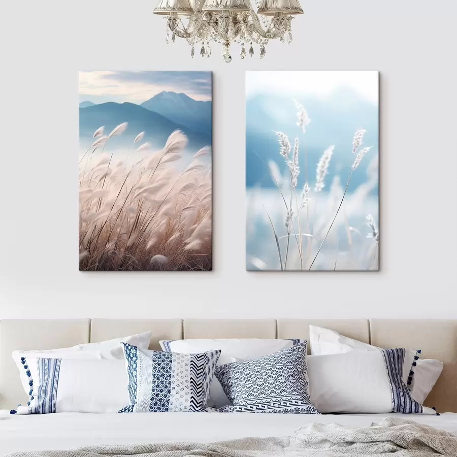  Peintures De grands herbes blanches de pampa ondulant au vent, avec en arrière-plan des montagnes d'un bleu tendre. m30060