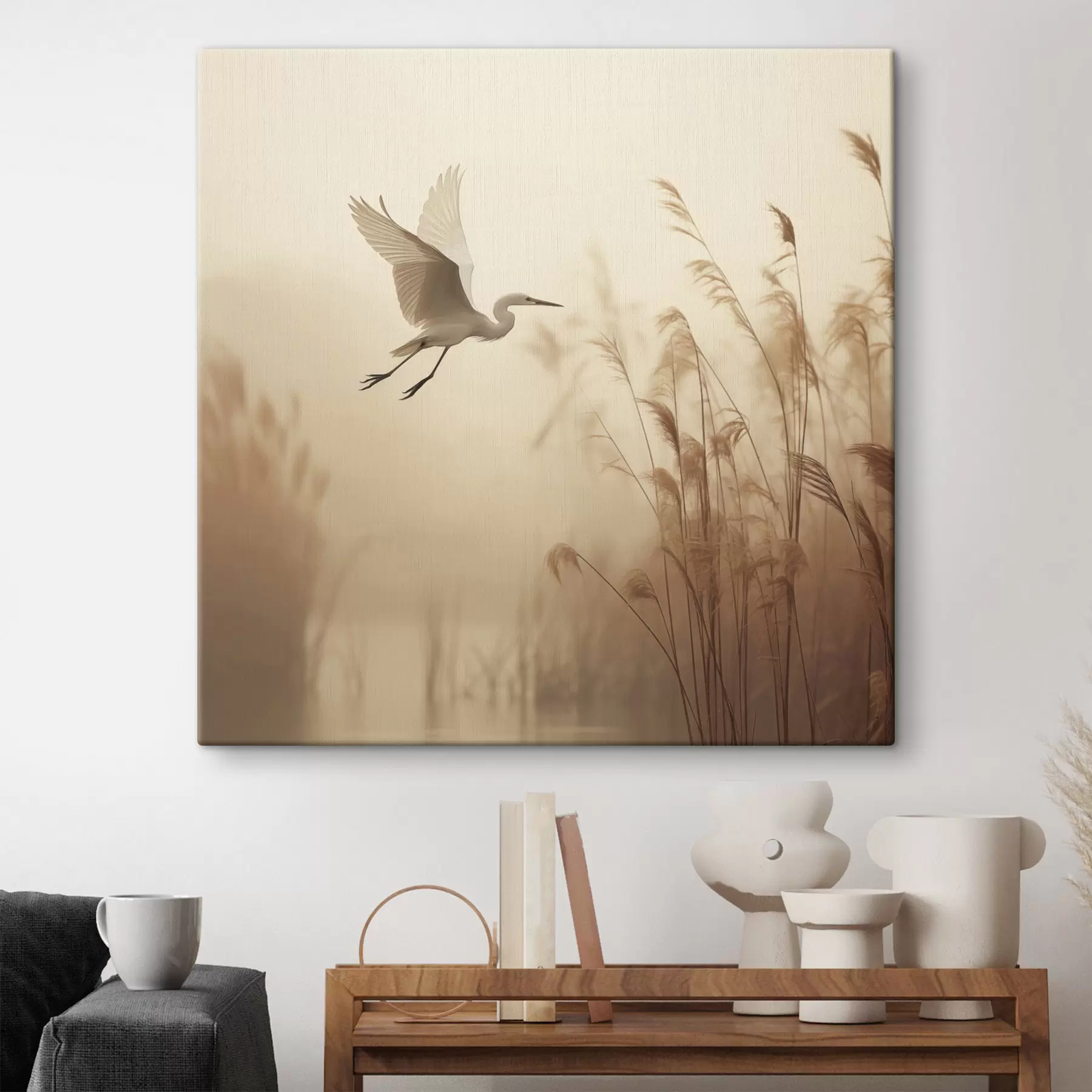  Peintures Une aigrette blanche survole un lac, entourée de hauts roseaux et d'arbres en arrière-plan s48390